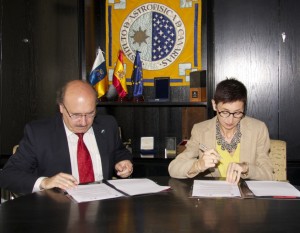 Rafael Rebolo e Isabel Fernández en el momento de la firma