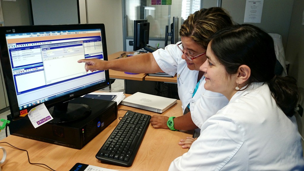 21 AGO Profesionales del servicio de Gestión Sanitaria trabajando con la aplicación de la Historia Clínica Electrónica