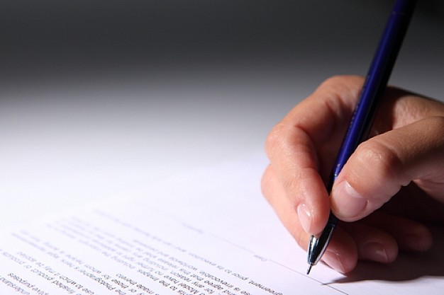 firma--mujer--boligrafos--fondo-blanco_3200192