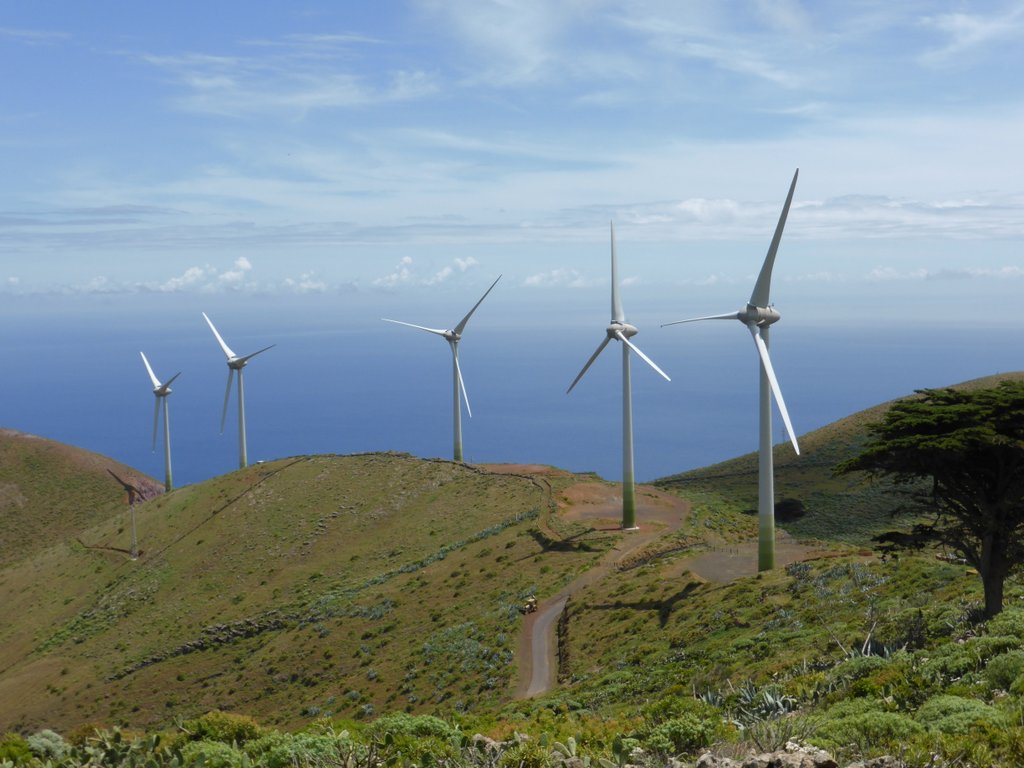 Parque_eólico_de_la_isla_de_El_Hierro,_Canarias,_España_baja