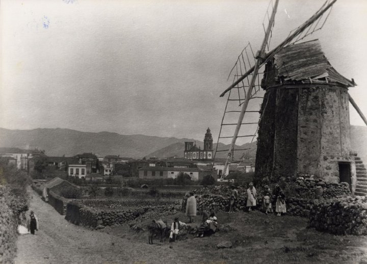la-laguna-carretera-y-molino-a-la-entrada-de-la-ciudad1