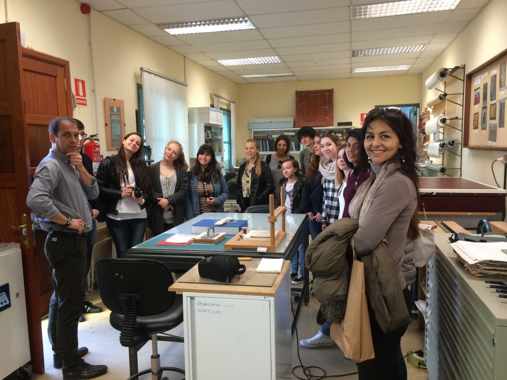 alumnos Florencia - laboratorio restauraci+¦n.jpg