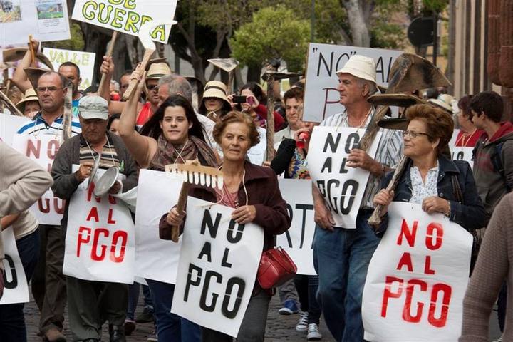 Los vecinos de las zonas agrícolas de La Laguna se rebelaron durante el pleno de este jueves contra el nuevo Plan General de Ordenación del municipio.