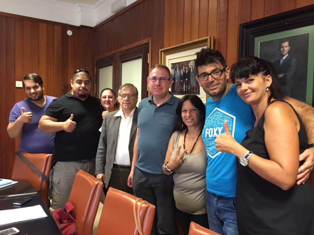 Foto reunion afectados viviendas San Matías y consejeros Podemos Cabildo Tenerife