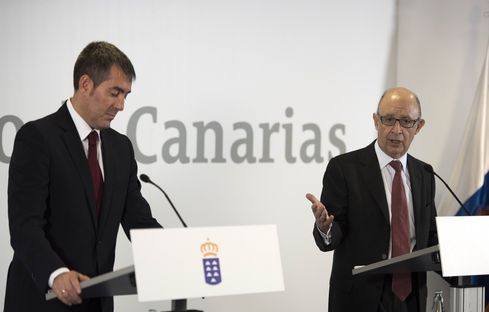 Comparecencia de Fernando Clavijo Batlle, presidente del Gobierno de Canarias y Cristobal Montoro, ministro de Hacienda tras la comisi—n mixta de transferencias por parte del Gobierno de Canarias a 16 de Noviembre de 2015. (Foto: Arturo Rodriguez/Preside