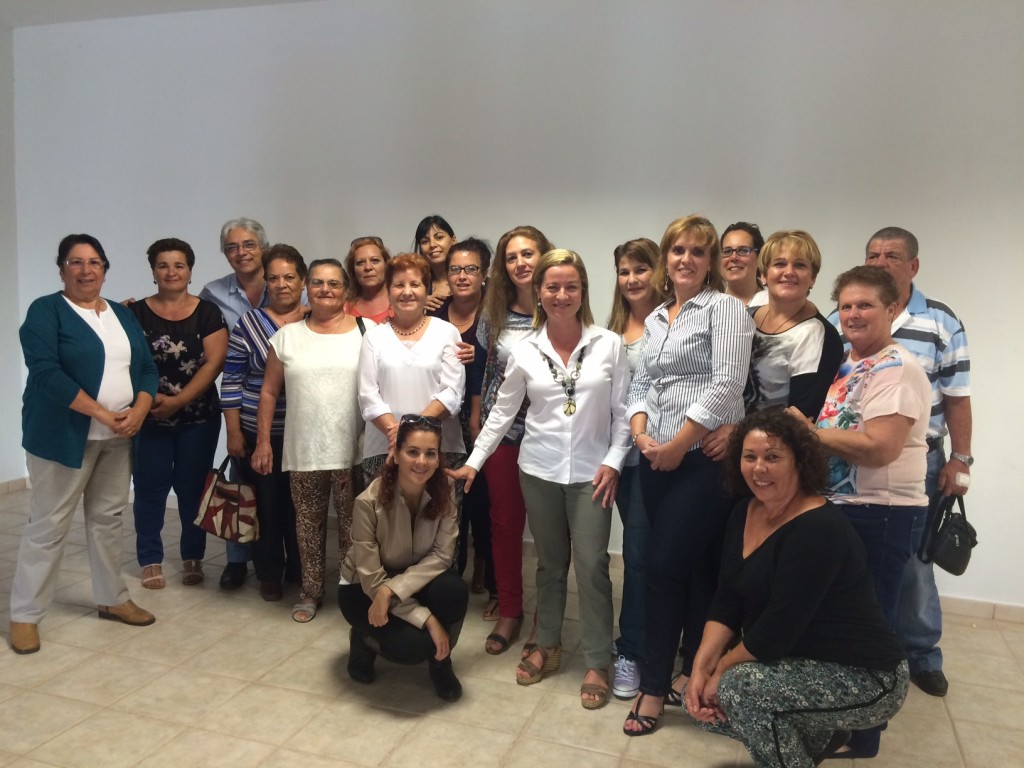 Ana Oramas con mujeres de Fasnia
