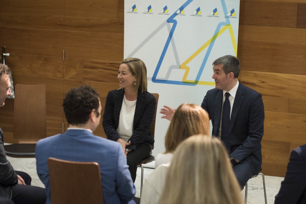 Ana Oramas, candidata de Coalición Canaria para las generales en una reunión con el sector industrial de Canarias a 9 de Diciembre de 2015.