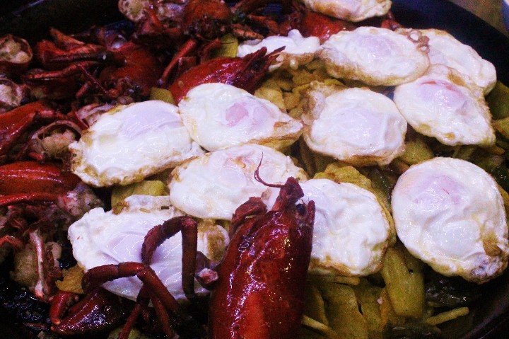 huevos fritos con patatas y bogavante9