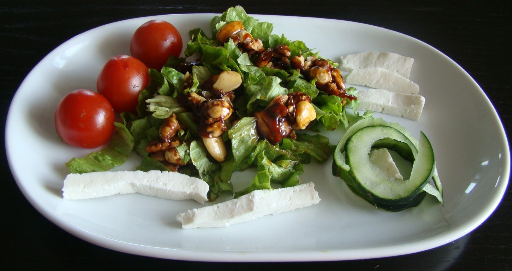 ensalada-de-lechuga-tomates-queso-pepino-y-nueces