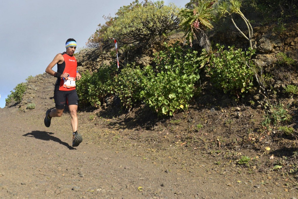 GRA192. VALVERDE (EL HIERRO), 30/01/2016.- El atleta gomero Cristofer Clemente, ganador del Maratón del Meridiano en la categoría de 42 kilómetros en la que además batió el récord, en un momento de la carrera, celebrada en El Hierro. EFE/Gelmert Finol