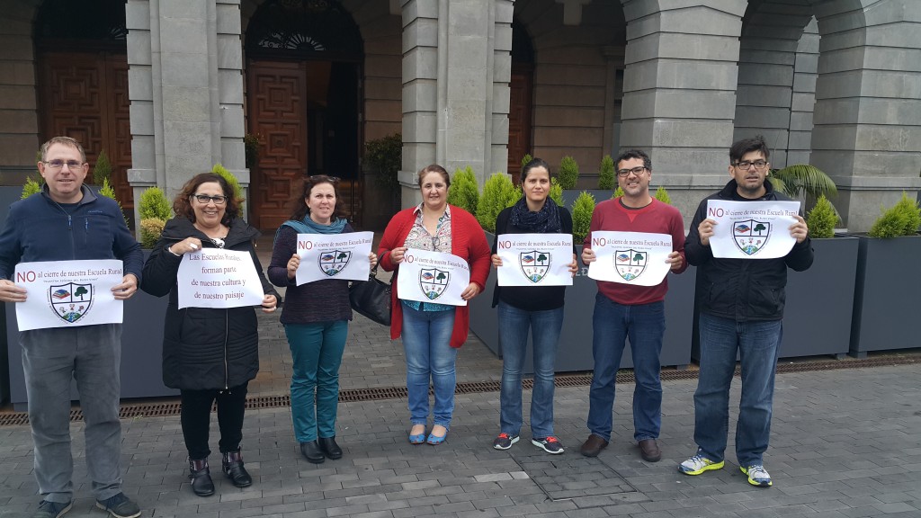 Defensa Podemos escuela rural cruz de tea