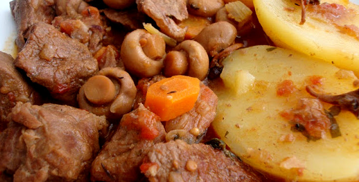 carne con papas y champiñones