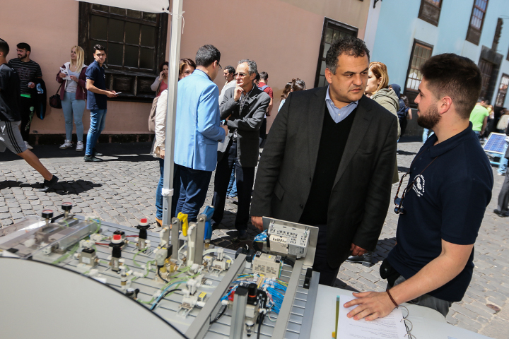 Jose alberto diaz, alcalde de la laguna, inaugura la feria de profesiones.
