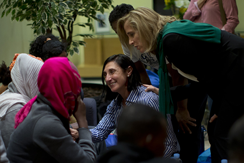 08/11/2015 Madrid, España  Llegada al aeropuerto Adolfo Suarez de Madrid Barajas de los primeros refugiados procedentes de Siria. Fotografía: Diego Crespo Secretaría de Estado de Comunicación Atención: se ha procurado evitar fotografiar las caras de los refugiados para mantener su privacidad, rogamos mantengan en la edición este criterio.