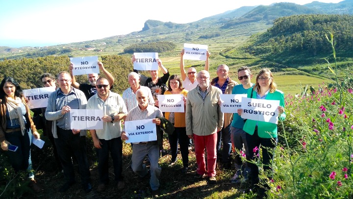 Sabate y representantes sociales en la zona afectada por la Via Exterior