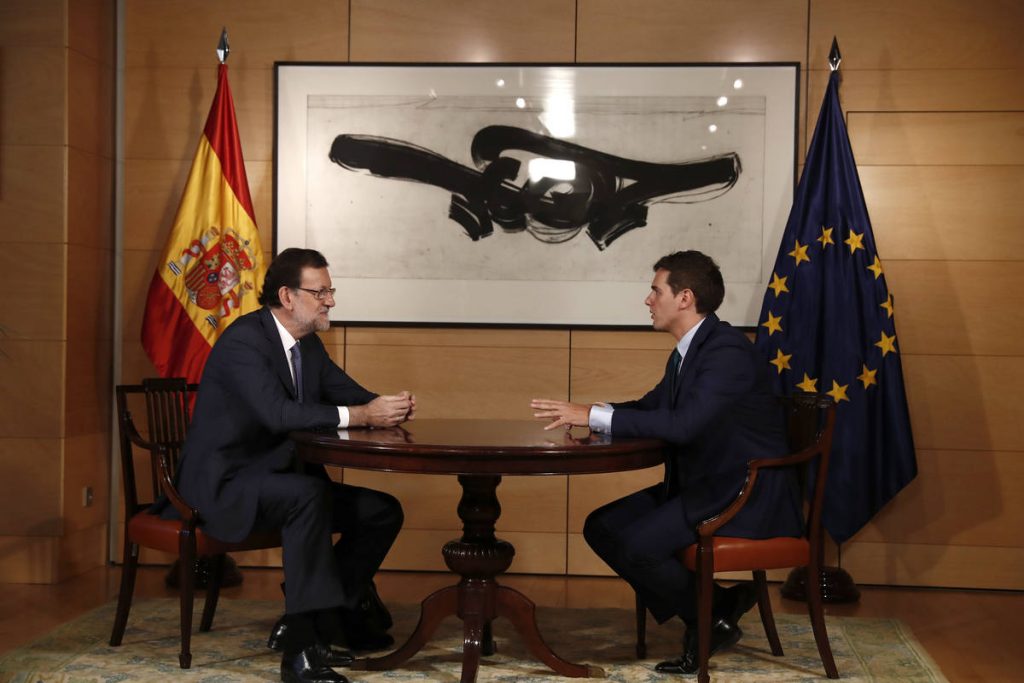 GRA005 MADRID, 03/08/2016.- El presidente del Gobierno en funciones, Mariano Rajoy (i), y el líder de Ciudadanos, Albert Rivera, durante la entrevista que mantuvieron hoy en el Congreso de los Diputados en una nueva ronda de contactos tras recibir la semana pasada el encargo del Rey para formar gobierno.EFE/Chema Moya