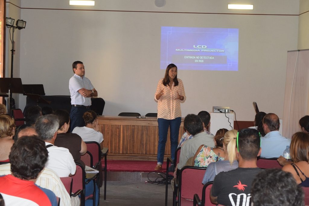 Monica Martin con desempleados contratados1