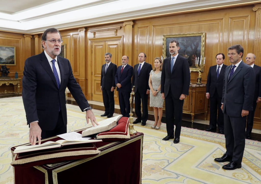GRA015. MADRID, 31/10/2016.- El reelegido presidente del Gobierno, Mariano Rajoy (i), jura el cargo ante el Rey, en presencia del presidente del Consejo General del Poder Judicial (CGPJ) y del Tribunal Supremo, Carlos Lesmes (2i); el presidente del Tribunal Constitucional, Francisco Pérez de los Cobos (3i); el presidente del Senado, Pío García Escudero (4i); la presidenta del Congreso, Ana Pastor (5i), y el ministro de Justicia en funciones, Rafael Catalá (d), como notario mayor del Reino, esta mañana en el Palacio de La Zarzuela. EFE/Ángel Díaz ***POOL***