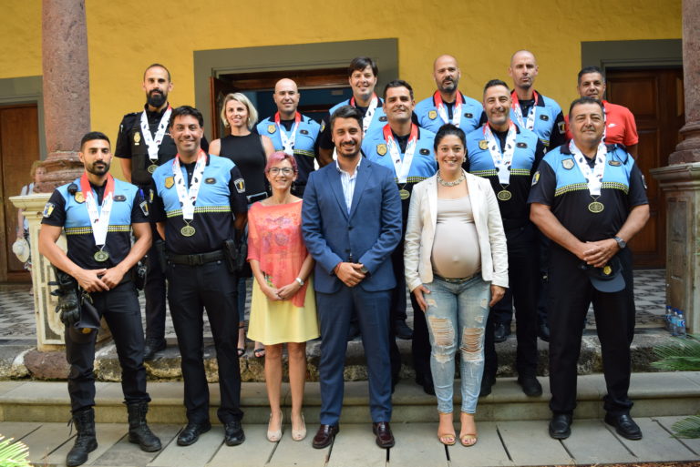 El alcalde recibe a los agentes de la Policía Local que participaron en ...